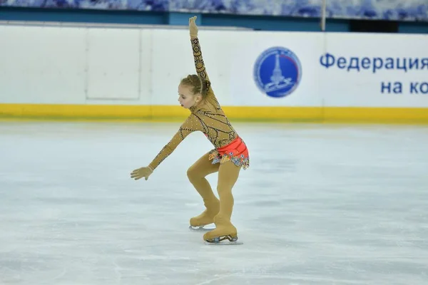 Orenburg, Russia - February 20, 2017 year: Girls compete in figure skating — Stock Photo, Image