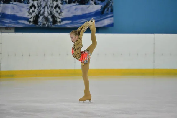 Orenburg, Russia - February 20, 2017 year: Girls compete in figure skating — Stock Photo, Image