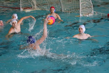 Orenburg, Rusya Federasyonu-Mayıs 4, 2017 yıl: çocuklar su polo oynamak