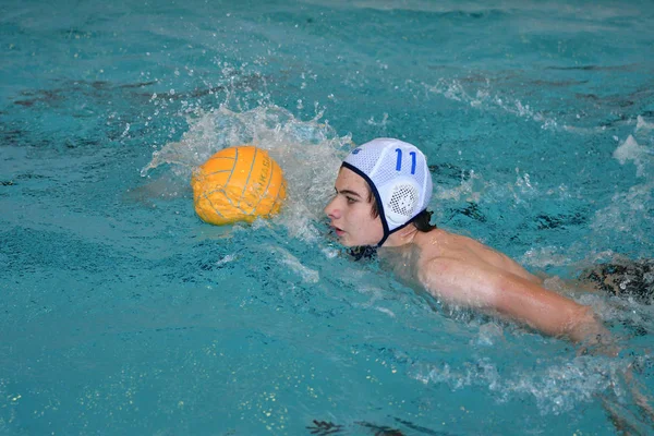 Orenburg, Rusya Federasyonu-Mayıs 4, 2017 yıl: çocuklar su polo oynamak