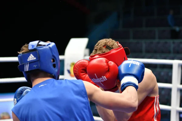 Orenburg, Rússia-7 de maio de 2017 ano: Meninos boxeadores competem — Fotografia de Stock