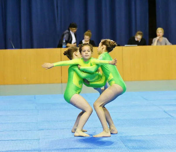 Orenburg, Rússia, 26-27 de maio de 2017 anos: Juniores competem em acrobacia esportiva — Fotografia de Stock