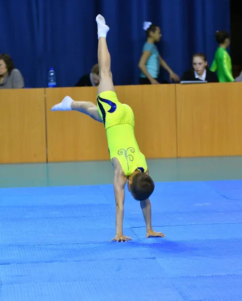 Orenburg, Rusko, 26-27 května 2017 roky: junioři soutěžit v sportovní akrobacie — Stock fotografie