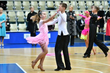 Orenburg, Rusya - 11 Aralık 2016: Kız ve erkek dans