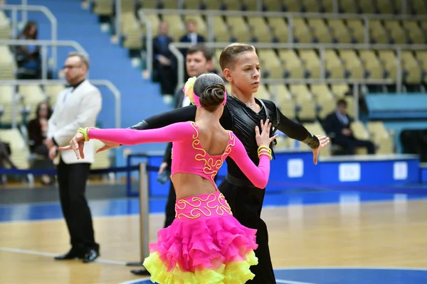 Orenburg, Rússia - 11 de dezembro de 2016: Menina e menino dançando — Fotografia de Stock