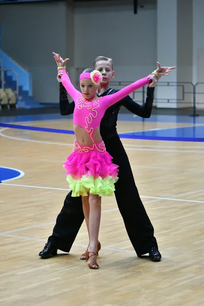 Orenburg, Rusia - 11 de diciembre de 2016: Baile de niñas y niños —  Fotos de Stock