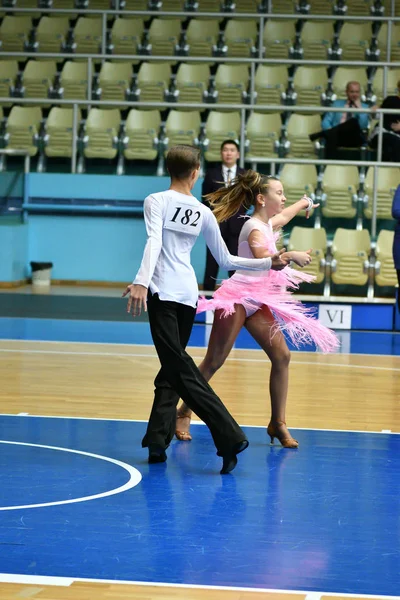 Orenburg, Russia - December 11, 2016: Girl and boy dancing — Stock Photo, Image