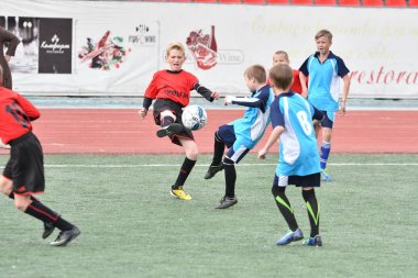 Orenburg, Rusya Federasyonu - 2017 yıl 28, Mayıs: çocuklar futbol oynamak