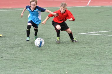 Orenburg, Rusya Federasyonu - 2017 yıl 28, Mayıs: çocuklar futbol oynamak