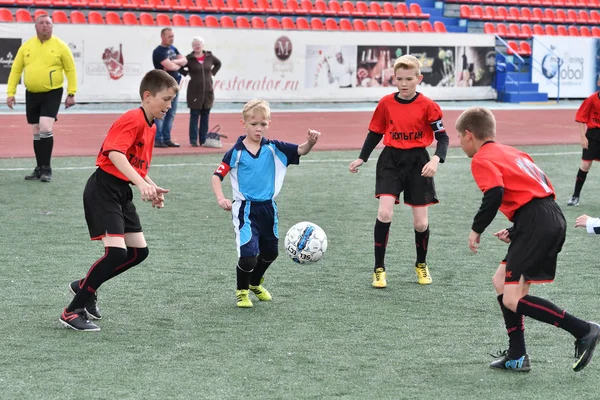 Orenburg, Russia - May 28, 2017 year: The boys play football — Stock Photo, Image