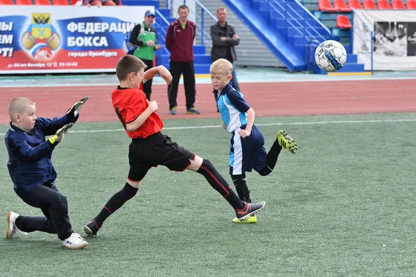 Orenburg, Rusia - 28 de mayo de 2017 año: Los chicos juegan al fútbol —  Fotos de Stock