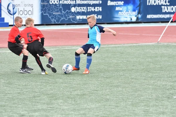 Orenburg, Rusia - 28 de mayo de 2017 año: Los chicos juegan al fútbol — Foto de Stock