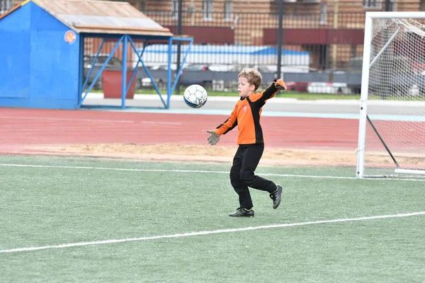 Orenburg, Rusia - 28 de mayo de 2017 año: Los chicos juegan al fútbol —  Fotos de Stock