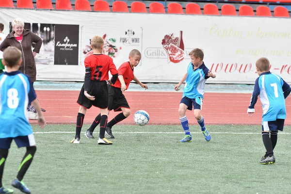 Orenburg, Rússia - 28 de maio de 2017 ano: Os meninos jogam futebol — Fotografia de Stock