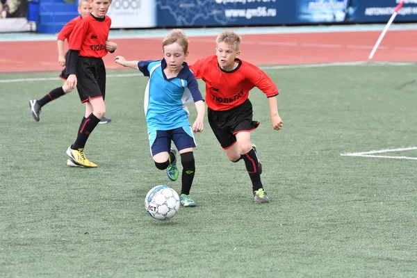 Orenburg, Rússia - 28 de maio de 2017 ano: Os meninos jogam futebol — Fotografia de Stock