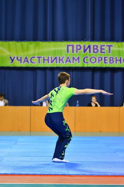 Orenburg, Rússia, 26-27 de maio de 2017 anos: Juniores competem em acrobacia esportiva — Fotografia de Stock