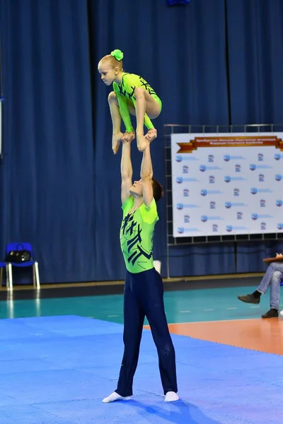 Orenburg, Rusia, 26-27 de mayo de 2017 años: Juniors compete en acrobacias deportivas —  Fotos de Stock