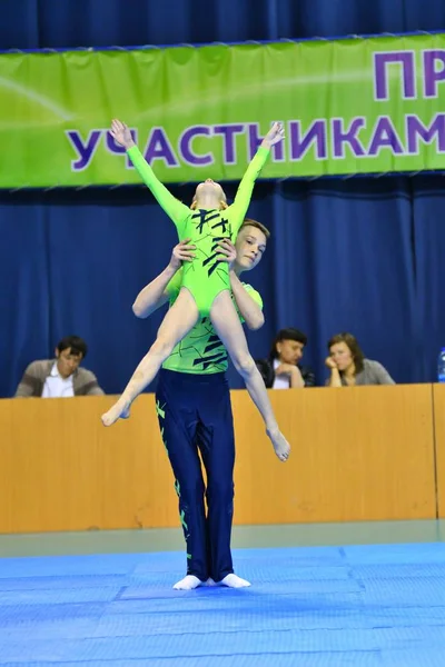 Оренбург, Россия, 26-27 мая 2017 года: Юниоры соревнуются в спортивной акробатике — стоковое фото