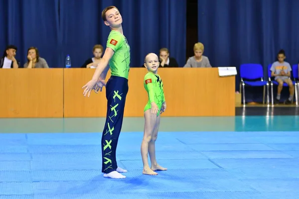 Orenburg, russland, 26-27 mai 2017 jahre: jugendliche messen sich in sportakrobatik — Stockfoto