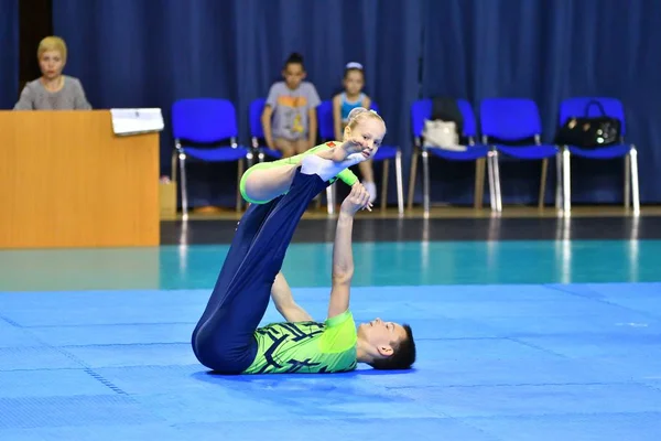 Orenburg, Rússia, 26-27 de maio de 2017 anos: Juniores competem em acrobacia esportiva — Fotografia de Stock