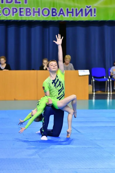Orenburg, Rússia, 26-27 de maio de 2017 anos: Juniores competem em acrobacia esportiva — Fotografia de Stock