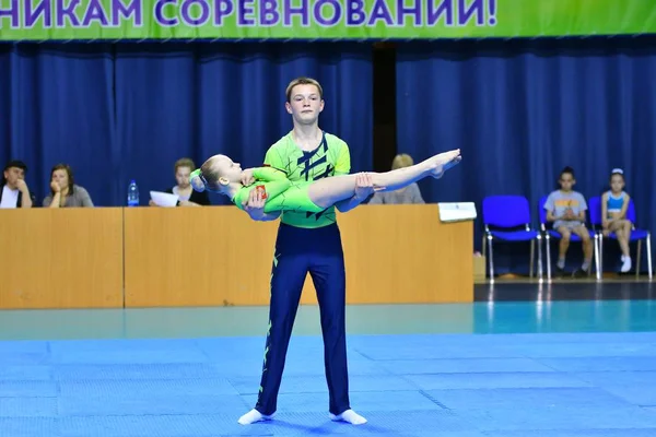 Orenburg, Rusko, 26-27 května 2017 roky: junioři soutěžit v sportovní akrobacie — Stock fotografie