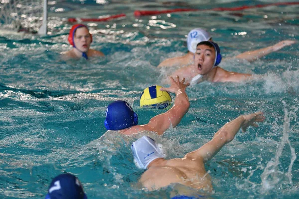 Orenburg, Rusya Federasyonu-Mayıs 4, 2017 yıl: çocuklar su polo oynamak
