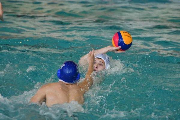 Orenburg, Russia-maggio 4, 2017 anni: i ragazzi giocano a pallanuoto — Foto Stock