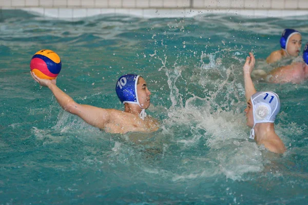 Orenburg, russland-4. Mai 2017 jahre: die jungen spielen im wasserball — Stockfoto