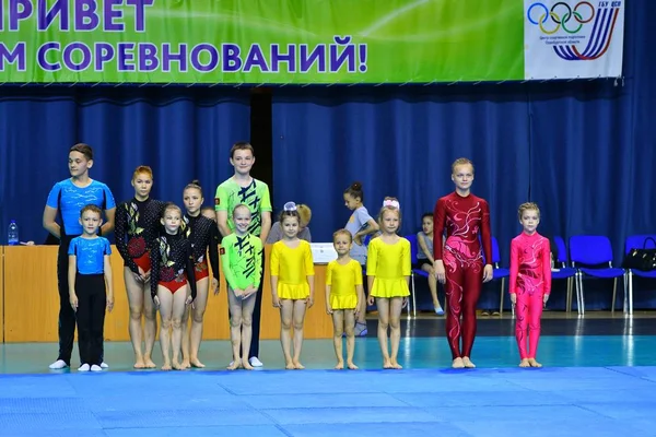 Orenburg, russland, 26-27 mai 2017 jahre: jugendliche messen sich in sportakrobatik — Stockfoto