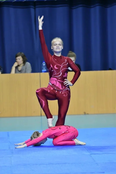 Orenburg, Rússia, 26-27 de maio de 2017 anos: Juniores competem em acrobacia esportiva — Fotografia de Stock