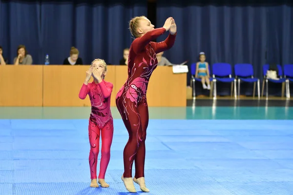 Orenburg, Rosja, lat 26-27 maja 2017: juniorzy konkurować w akrobatyka sportowa — Zdjęcie stockowe