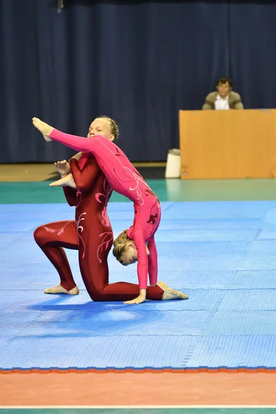 Orenburg, Rosja, lat 26-27 maja 2017: juniorzy konkurować w akrobatyka sportowa — Zdjęcie stockowe