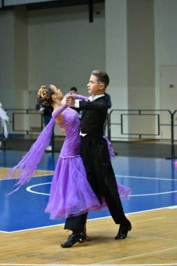 Orenburg, Rusya - 11 Aralık 2016: Kız ve erkek dans