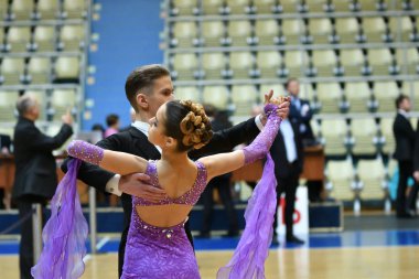 Orenburg, Rusya - 11 Aralık 2016: Kız ve erkek dans