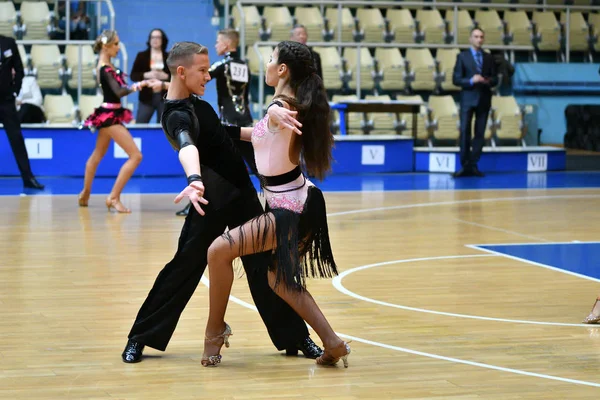 Orenburg, Rússia - 11 de dezembro de 2016: Menina e menino dançando — Fotografia de Stock