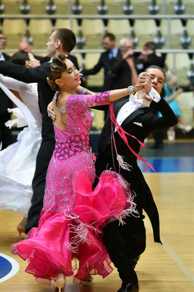 Orenburg, Rusland - 11 December 2016: Meisje en jongen dansen — Stockfoto