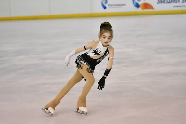 Orenburg, Federacja Rosyjska - 20 lutego 2017 roku: dziewczyny konkurować w Łyżwiarstwie Figurowym — Zdjęcie stockowe