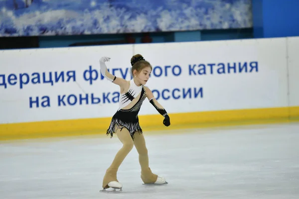 Orenburg, Russia - February 20, 2017 year: Girls compete in figure skating — Stock Photo, Image