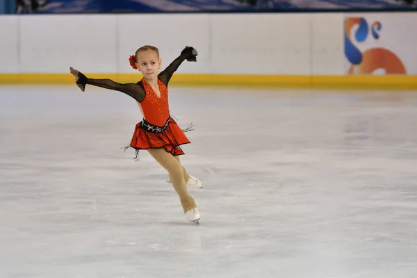 Orenburg, Russia - February 20, 2017 year: Girls compete in figure skating — Stock Photo, Image