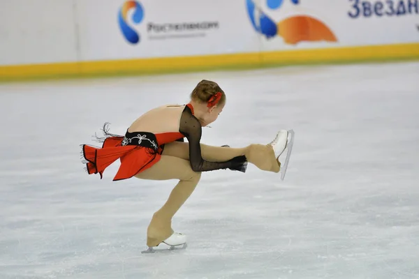 Orenburg, Russia - February 20, 2017 year: Girls compete in figure skating — Stock Photo, Image