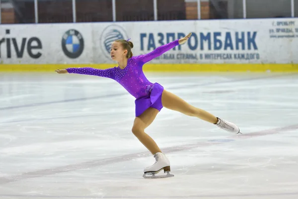 Orenburg, russland - 25. März 2017 Jahr: Mädchen messen sich im Eiskunstlauf — Stockfoto