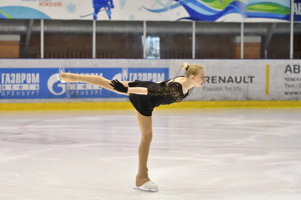 オレンブルク, ロシア連邦 - 2017 年 3 月 25 日年: 女子フィギュア スケートで競う — ストック写真