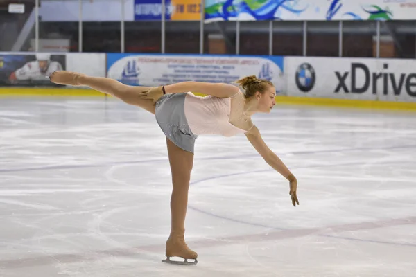 オレンブルク, ロシア連邦 - 2017 年 3 月 25 日年: 女子フィギュア スケートで競う — ストック写真