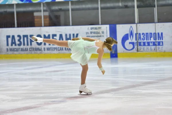 Orenburg, Rusko - 25 března 2017 rok: dívky soutěžit v krasobruslení — Stock fotografie