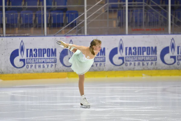 Orenburg, Rusya Federasyonu - 25 Şubat 2017 yıl: kız rekabet Artistik Patinaj — Stok fotoğraf