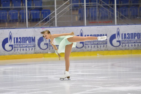 Orenburg, Rusya Federasyonu - 25 Şubat 2017 yıl: kız rekabet Artistik Patinaj — Stok fotoğraf