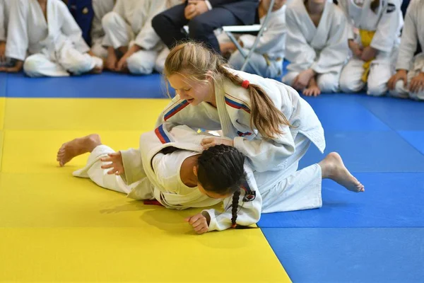 Orenburg, russland - 05 november 2016: mädchen messen sich im judo — Stockfoto