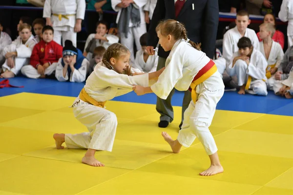 Orenburg, Rusia - 05 de noviembre de 2016: Las niñas compiten en Judo —  Fotos de Stock
