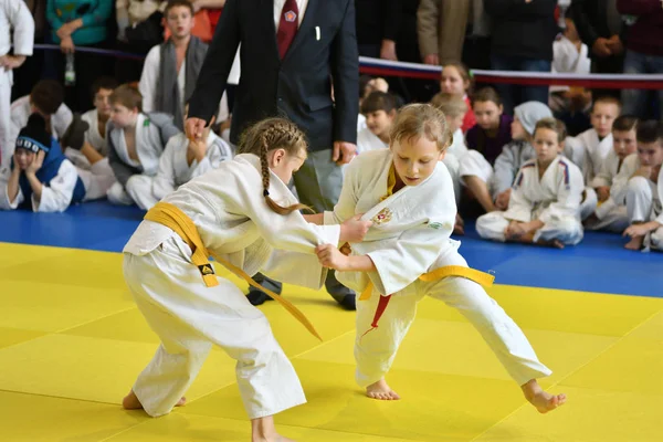 Orenburg, Russia - 05 Novembre 2016: Le ragazze gareggiano nel Judo — Foto Stock